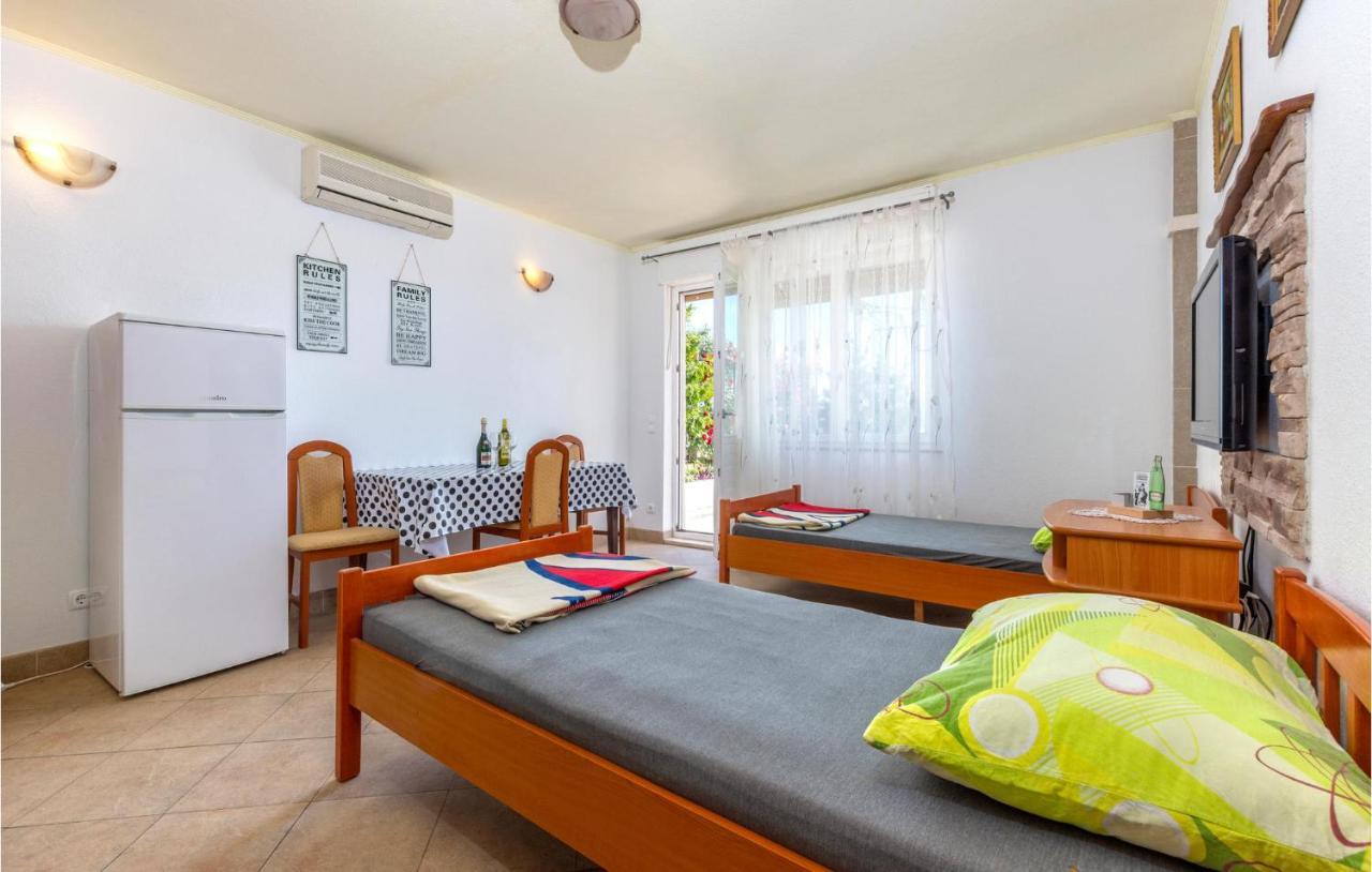 Stunning Apartment In Duce With Wifi Bagian luar foto